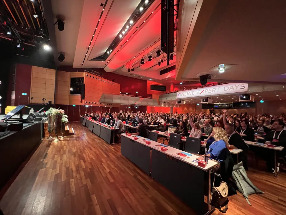 Volles Haus und große Neugier auf die Zukunft von SEO und KI bei den Online Expert Days. Volles Haus und große Neugier auf die Zukunft von SEO und KI bei den Online Expert Days.