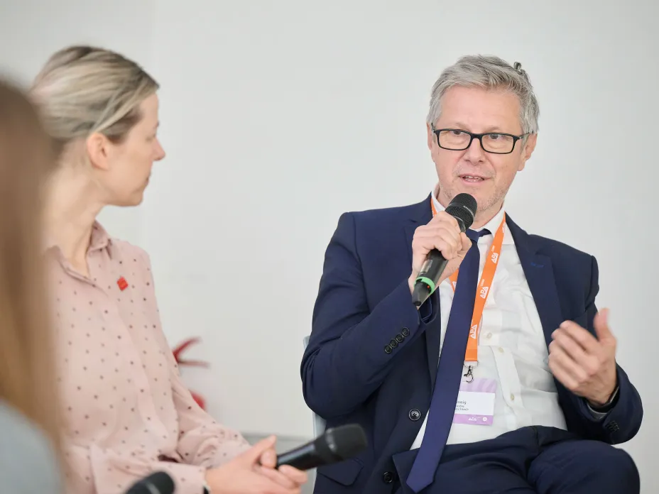 Jörg Wukonig in Panel bei der KomKon 2026 | Credit: PRVA/APA-Fotoservice/Hörmandinger