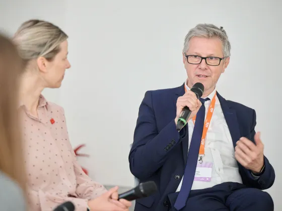 Jörg Wukonig in Panel bei der KomKon 2026 | Credit: PRVA/APA-Fotoservice/Hörmandinger